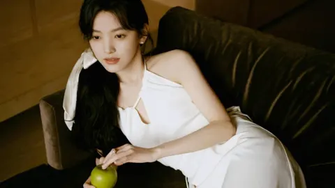 祁东道路插满白事奠字灯笼